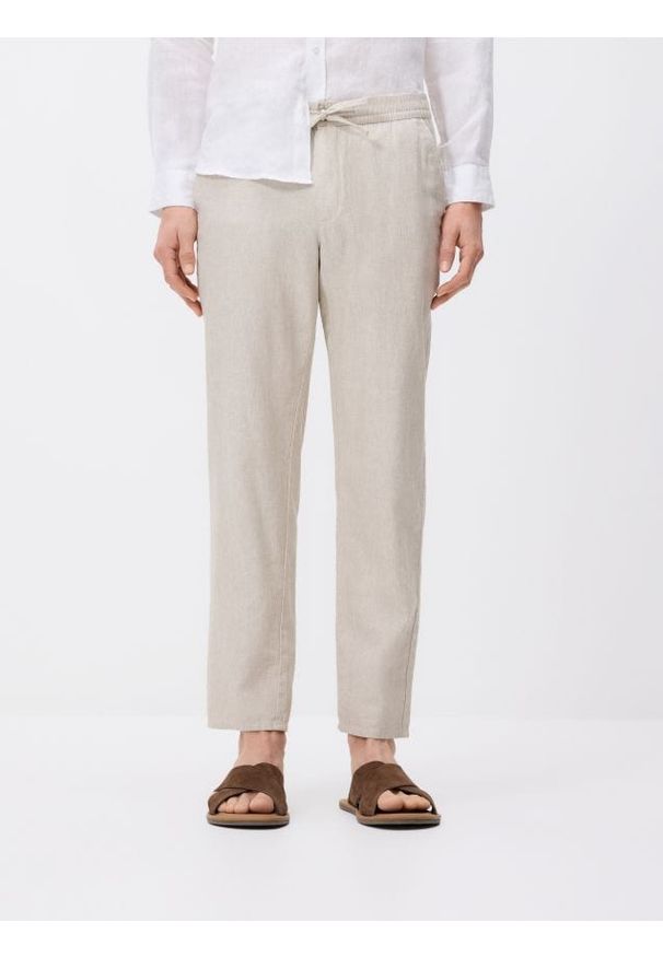 Reserved - Spodnie carrot z lnem - beżowy. Kolor: beżowy. Materiał: len
