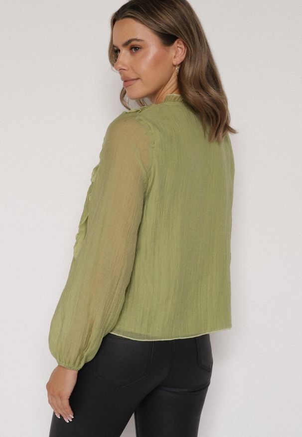 Born2be - Zielona Bluzka Koszulowa z Dekoltem w Serek Zdobiona Falbankami Nailiphis. Okazja: na co dzień, na spotkanie biznesowe, do pracy. Typ kołnierza: kołnierz z falbankami, dekolt w serek. Kolor: zielony. Materiał: jeans. Wzór: aplikacja. Styl: casual, biznesowy, elegancki, klasyczny