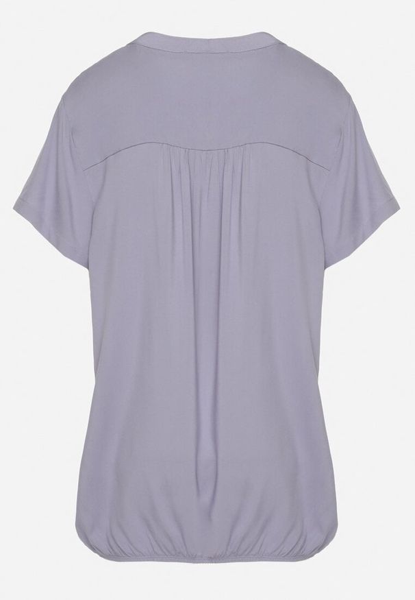 Born2be - Niebieska Wiskozowa Bluzka z Trójkątnym Dekoltem Adnoria. Okazja: na spotkanie biznesowe, do pracy. Kolor: niebieski. Materiał: wiskoza. Styl: biznesowy, elegancki