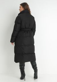 Born2be - Czarna Kurtka Długa Pikowana z Wiązanym Paskiem Clysa. Typ kołnierza: kołnierzyk stójkowy. Kolor: czarny. Materiał: materiał. Długość: długie. Sezon: zima #4