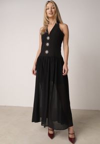 Born2be - Czarna Sukienka z Wiązanym Dekoltem Typu Halter i Biżuteryjnymi Guzikami Raena. Okazja: na co dzień. Typ kołnierza: dekolt halter. Kolor: czarny. Typ sukienki: proste. Styl: casual. Długość: midi #5