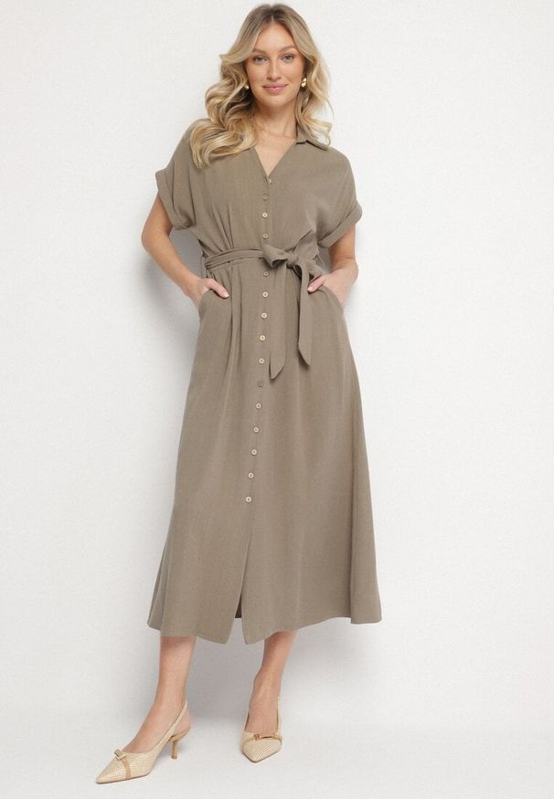 Born2be - Zielona Sukienka z Bawełny o Koszulowym Kroju z Wiązanym Paskiem Elanitiela. Okazja: na co dzień. Kolor: zielony. Materiał: bawełna. Długość rękawa: krótki rękaw. Typ sukienki: koszulowe. Styl: casual, elegancki