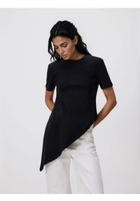 Reserved - Asymetryczny t-shirt - czarny. Kolor: czarny. Materiał: bawełna, dzianina #1