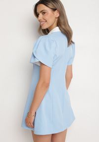 Born2be - Niebieska Sukienka w Stylu Retro z Biżuteryjną Broszką i Ozdobnymi Rękawami Tilanea. Okazja: na co dzień. Typ kołnierza: dekolt w kształcie V. Kolor: niebieski. Styl: retro #6