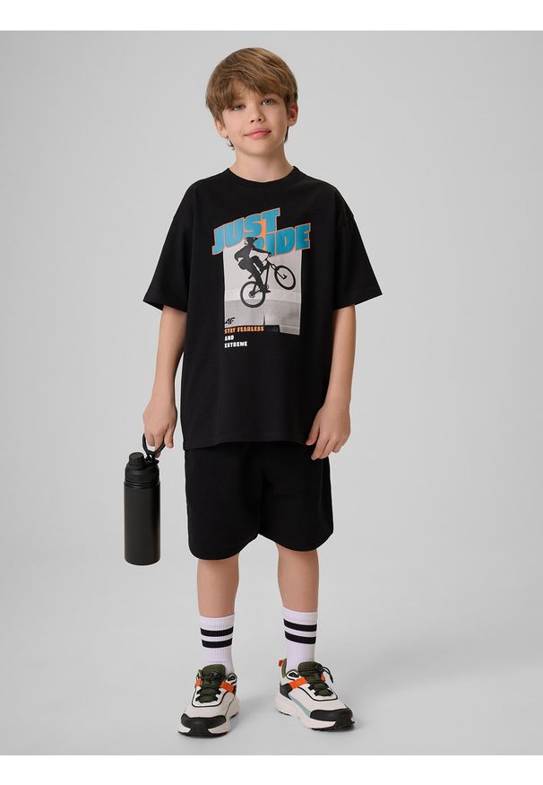 4f - 4F T-shirt loose z nadrukiem chłopięcy - czarny 158/164 (12-14 lat). Okazja: na co dzień. Kolor: czarny. Materiał: bawełna, dzianina. Wzór: nadruk. Sezon: lato. Styl: casual