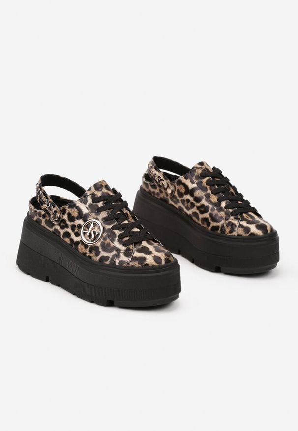Renee - Brązowe Sneakersy Vices na Platformie z Tłoczeniem Paskiem na Pięcie i Metaliczną Aplikacją Ozdobione Wzorem w Panterkę Selfedi. Okazja: na co dzień. Zapięcie: pasek. Kolor: brązowy. Materiał: jeans. Wzór: aplikacja, motyw zwierzęcy. Obcas: na platformie