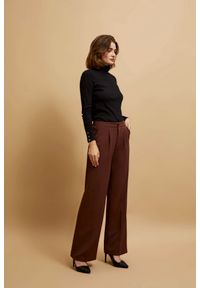 MOODO - Spodnie w kant brązowe. Kolor: brązowy. Materiał: poliester, elastan