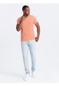 Ombre Clothing - Męska koszulka polo jednokolorowa BASIC z dzianiny pique - brzoskwiniowa V19 - Rozmiar: S. Okazja: na co dzień. Typ kołnierza: polo. Kolor: pomarańczowy. Materiał: dzianina. Wzór: haft, aplikacja, jednolity. Styl: sportowy, wizytowy, casual #7