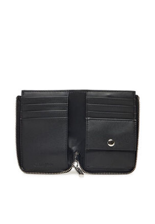 Calvin Klein Portfel Embossed Logo Zip Cardholder K60K613157 Czarny. Kolor: czarny. Materiał: skóra