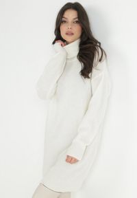 Born2be - Biała Sukienka Wełniana Oversize z Golfem Heire. Okazja: na co dzień. Typ kołnierza: golf. Kolor: biały. Materiał: wełna. Długość rękawa: długi rękaw. Typ sukienki: oversize. Styl: casual, elegancki