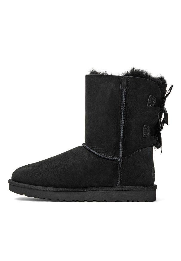 Ugg - UGG W Bailey Bow II Buty zimowe damskie. Okazja: na plażę, na co dzień. Kolor: czarny. Materiał: wełna, zamsz, satyna, materiał. Szerokość cholewki: normalna. Wzór: aplikacja. Sezon: zima. Styl: casual, klasyczny, elegancki, młodzieżowy