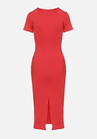 Born2be - Czerwona Sukienka Dopasowana Bodycon z Dekoltem w Serek Efricene. Okazja: na co dzień. Typ kołnierza: dekolt w serek. Kolor: czerwony. Materiał: jeans. Długość rękawa: krótki rękaw. Typ sukienki: bodycon. Styl: casual, klasyczny #3