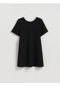 Reserved - Sukienka z ozdobnym dekoltem - czarny. Kolor: czarny. Materiał: dzianina. Typ sukienki: proste #1