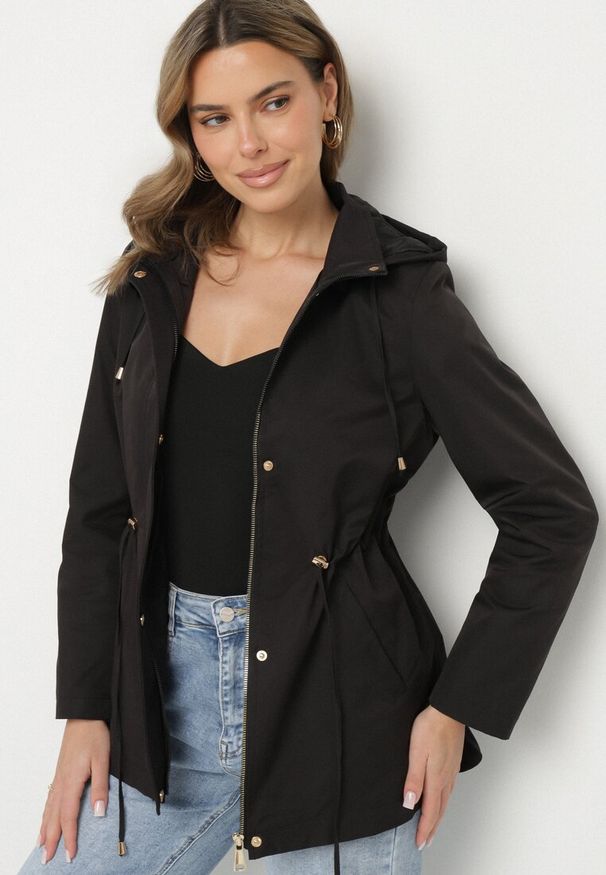Born2be - Czarna Kurtka Parka ze Ściągaczem w Talii i Odpinanym Kapturem Elanoreta. Okazja: na co dzień. Kolor: czarny. Materiał: jeans. Styl: elegancki, casual