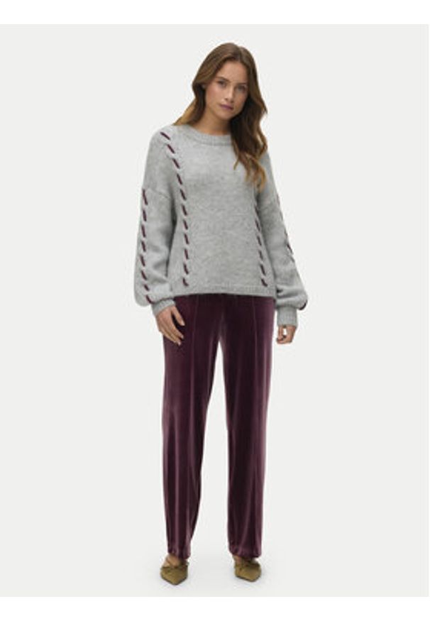 Vero Moda Sweter Ilina 10334866 Szary Loose Fit. Kolor: szary. Materiał: syntetyk