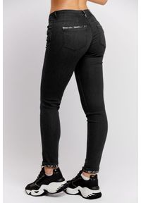 Guess - GUESS Czarne jeansy damskie Cosy phyton, Rozmiar 28/32. Kolor: czarny. Wzór: aplikacja