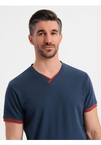 Ombre Clothing - T-shirt męski z kontrastowymi wstawkami i dekoltem w serek – granatowy V1 OM-TSCT-0198 - XXL. Okazja: na co dzień. Typ kołnierza: dekolt w serek. Kolor: niebieski. Materiał: dzianina, materiał, bawełna. Długość: krótkie. Styl: sportowy, casual