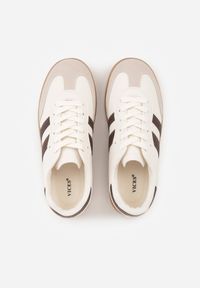 Born2be - Beżowo-Brązowe Sneakersy VICES w Stylu Kultowych Tenisówek Azilina. Okazja: na co dzień. Kolor: beżowy. Materiał: jeans. Wzór: gładki #7