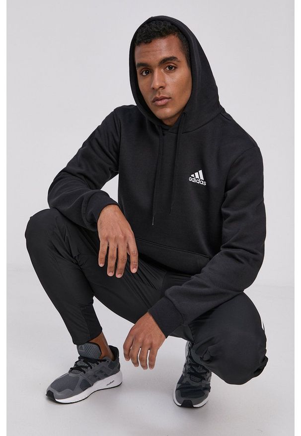 Adidas - adidas Bluza GV5294 męska kolor czarny z kapturem gładka. Okazja: na co dzień. Typ kołnierza: kaptur. Kolor: czarny. Materiał: poliester. Wzór: gładki. Styl: casual