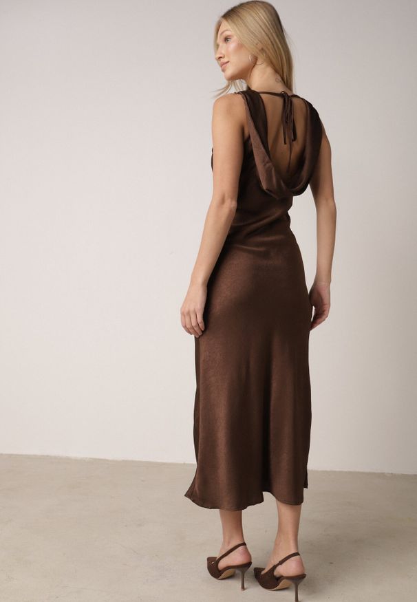 Born2be - Brązowa Satynowa Sukienka na Ozdobnych Ramiączkach z Dekoltem Woda Avalentara. Okazja: na imprezę, na co dzień. Typ kołnierza: dekolt woda. Kolor: brązowy. Materiał: satyna. Długość rękawa: na ramiączkach. Typ sukienki: proste. Styl: casual, elegancki