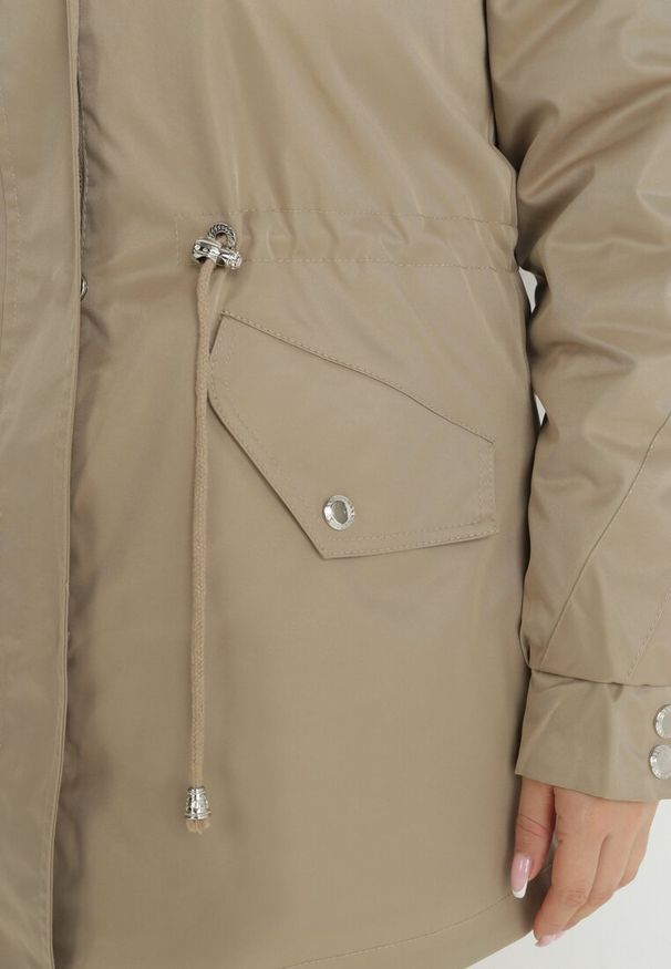 Born2be - Beżowa Kurtka Parka Nylonowa Deseyi. Okazja: na spacer. Kolekcja: plus size. Kolor: beżowy. Materiał: nylon. Sezon: zima. Styl: klasyczny, elegancki