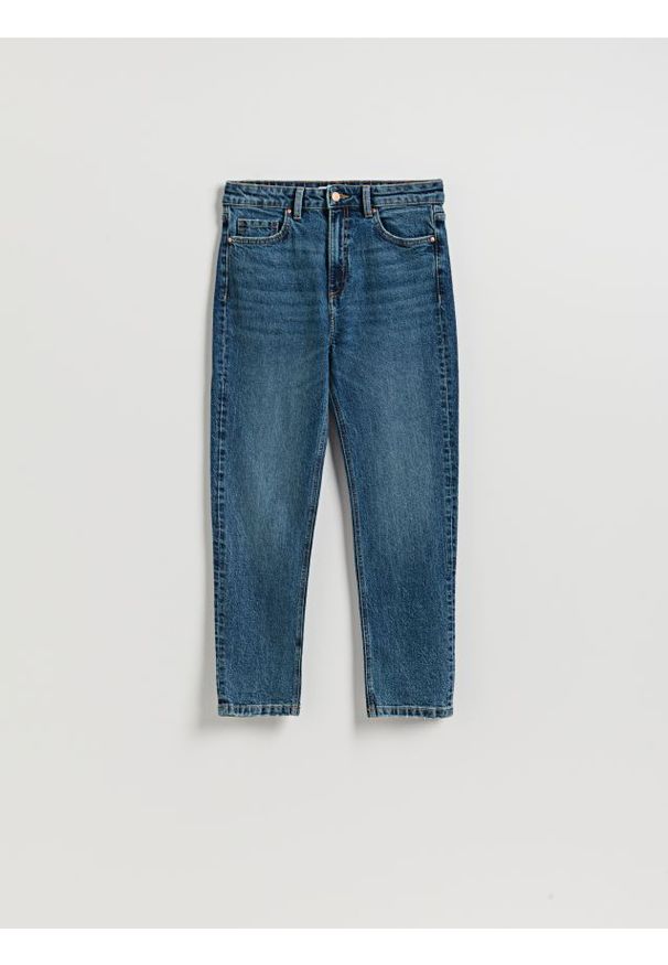 Reserved - Jeansy mom fit slim - granatowy. Kolor: niebieski