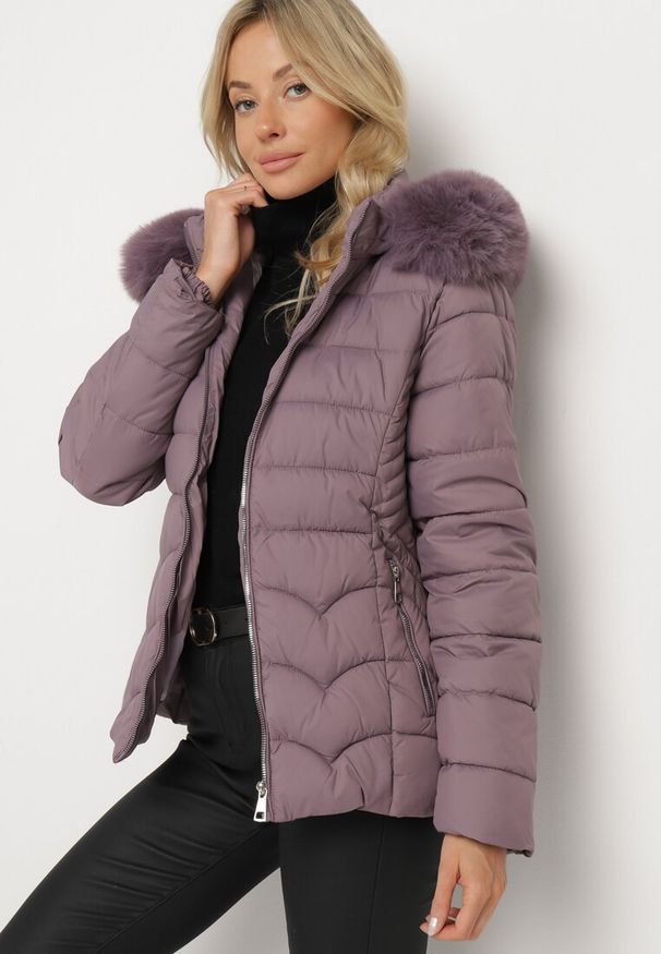 Born2be - Ciemnofioletowa Pikowana Kurtka z Odpinanym Kapturem i Futrzaną Podszewką Reandira. Okazja: na co dzień, na spacer. Kolor: fioletowy. Materiał: futro. Styl: elegancki, casual
