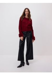 Reserved - Kardigan z futrzanymi mankietami - karminowy. Kolor: czerwony. Materiał: futro #1