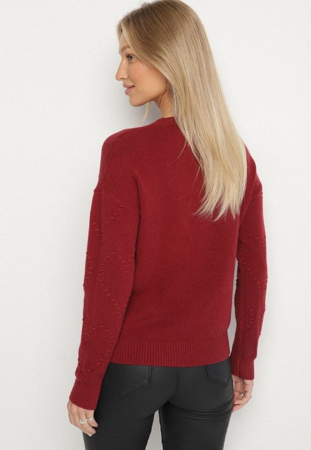 Born2be - Bordowy Sweter Ozdobiony Motywem Serc Unisae. Okazja: na co dzień. Kolor: czerwony. Materiał: jeans. Wzór: aplikacja. Styl: casual