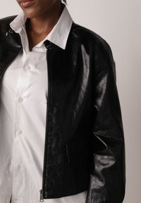 Born2be - Czarna Kurtka Ramoneska Bomberka Ściągana po Bokach Salanthe. Okazja: na co dzień. Kolor: czarny. Materiał: poliester, jeans. Styl: casual #6