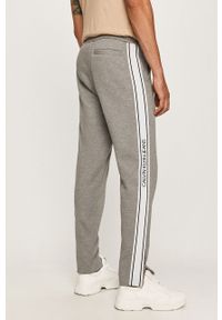 Calvin Klein Jeans - Spodnie. Kolor: szary. Materiał: bawełna, poliester, dzianina. Wzór: aplikacja #4