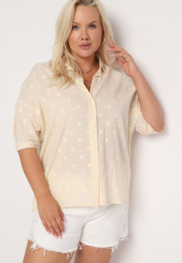 Born2be - Beżowa Bawełniana Koszula z Krótkim Rękawem w Ozdobne Kropki Tinasenna. Okazja: na spotkanie biznesowe, do pracy. Typ kołnierza: dekolt w kształcie V, kołnierzyk klasyczny. Kolekcja: plus size. Kolor: beżowy. Długość: krótkie. Wzór: kropki. Materiał: bawełna. Długość rękawa: krótki rękaw. Styl: biznesowy, elegancki, klasyczny
