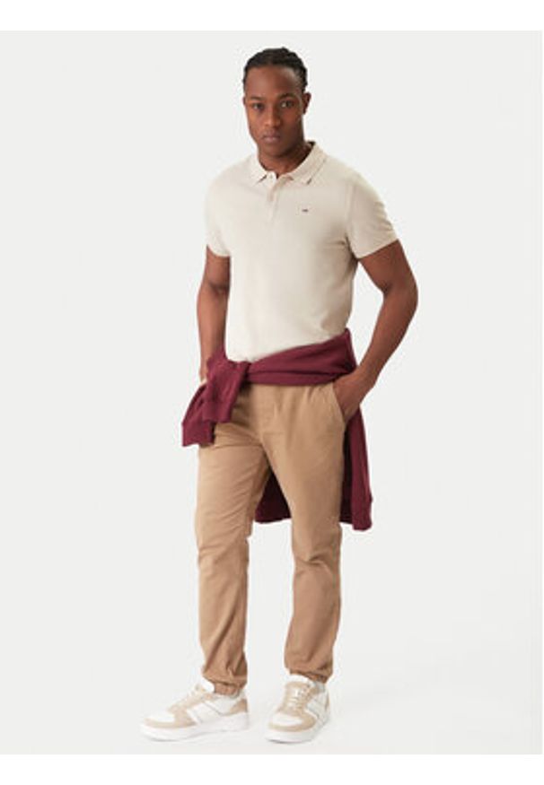 Tommy Jeans Joggery DM0DM23102 Brązowy Regular Fit. Kolor: brązowy. Materiał: bawełna