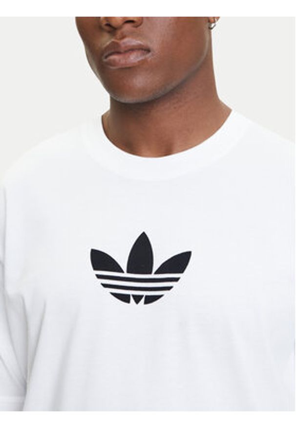 Adidas - adidas T-Shirt adicolor 2000s Cali JX1515 Biały Loose Fit. Kolor: biały. Materiał: bawełna