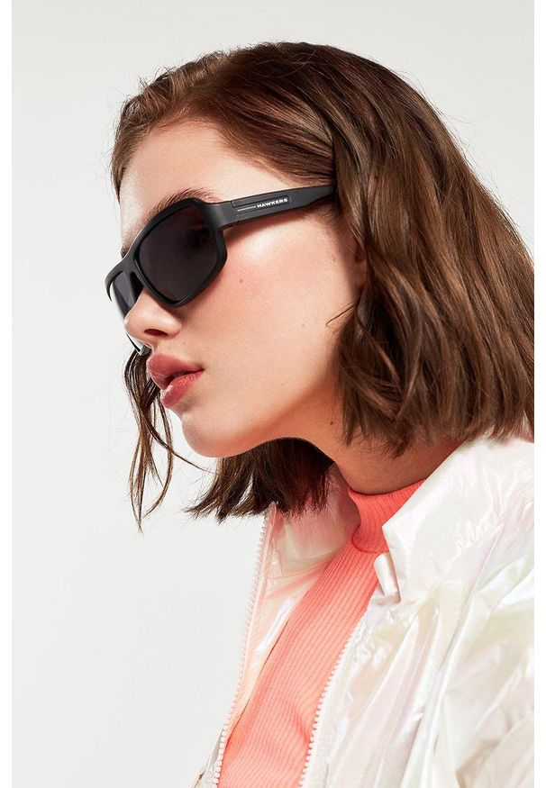 Hawkers - Okulary przeciwsłoneczne F18 - BLACK. Kształt: prostokątne. Kolor: czarny