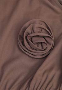 Born2be - Brązowy Kombinezon Elegancki z Broszką Różą 3D i Dekoltem Halter Thaelima. Kolor: brązowy. Wzór: aplikacja. Styl: elegancki #7