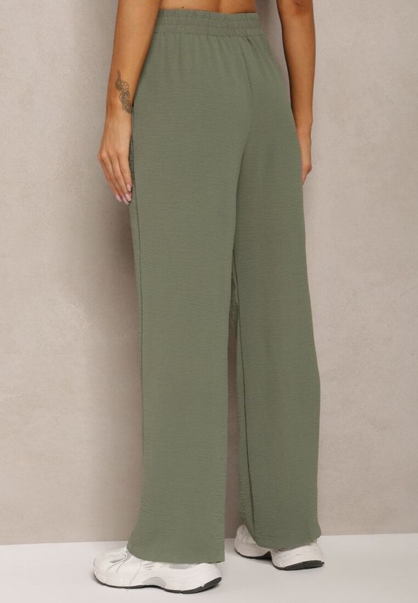 Renee - Ciemnozielone Spodnie Luźne o Szerokich Nogawkach z Łańcuszkiem zamiast Troczka Ostaria. Okazja: do pracy, na spotkanie biznesowe. Stan: podwyższony. Kolor: zielony. Wzór: aplikacja. Styl: biznesowy