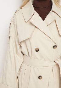 Born2be - Beżowy Dwurzędowy Płaszcz Trencz z Wiązanym Paskiem Rozcięciem i Klapą Terezi. Okazja: na co dzień. Kolor: beżowy. Materiał: jeans. Styl: casual, elegancki, klasyczny #3