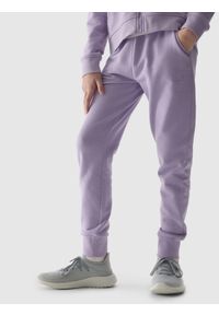 4f - Spodnie dresowe joggery dziewczęce - fioletowe. Okazja: na co dzień. Kolor: fioletowy. Materiał: dresówka. Wzór: gładki, ze splotem. Styl: sportowy, casual