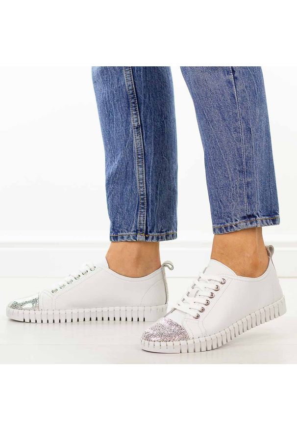 POTOCKI - Białe skórzane półbuty damskie Potocki 19434. Okazja: na co dzień. Zapięcie: sznurówki. Kolor: biały. Materiał: skóra. Szerokość cholewki: normalna. Wzór: ażurowy. Sezon: wiosna, lato, jesień. Styl: casual, klasyczny, elegancki