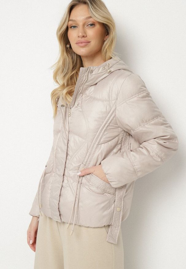 Born2be - Beżowa Kurtka z Kapturem Ozdobiona Przeszyciami i Sznurkami Boledia. Okazja: na co dzień. Typ kołnierza: kaptur. Kolor: beżowy. Materiał: jeans. Wzór: aplikacja. Styl: casual