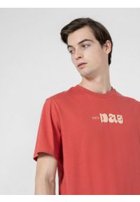 outhorn - T-shirt z nadrukiem męski - czerwony. Okazja: na co dzień. Kolor: czerwony. Materiał: bawełna, dzianina. Wzór: nadruk. Styl: casual #1