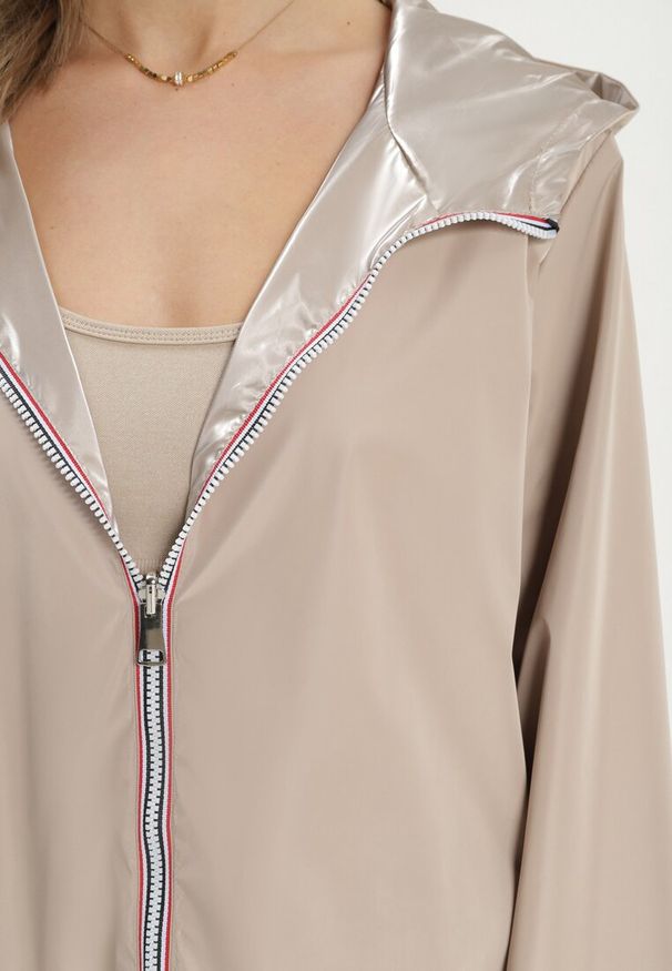 Born2be - Beżowa Przejściowa Kurtka Dwustronna z Kapturem i Metalicznym Połyskiem Tashta. Typ kołnierza: kaptur. Kolekcja: plus size. Kolor: beżowy