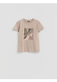 Reserved - Bawełniany t-shirt z nadrukiem - beżowy. Kolor: beżowy. Materiał: bawełna. Wzór: nadruk #1