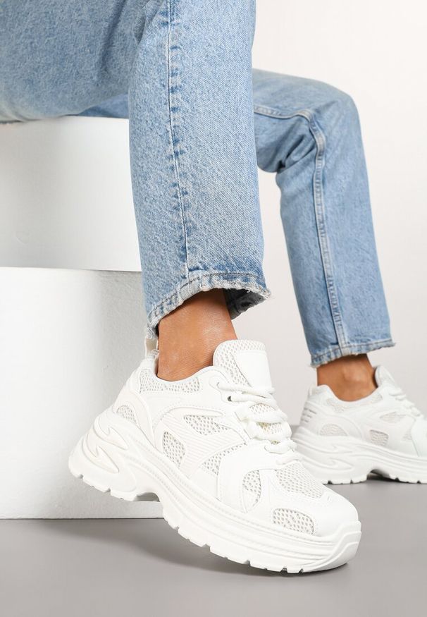 Born2be - Białe Sneakersy na Grubej Tłoczonej Podeszwie z Geometrycznym Motywem Soloria. Okazja: na co dzień. Zapięcie: sznurówki. Kolor: biały. Materiał: jeans. Wzór: geometria