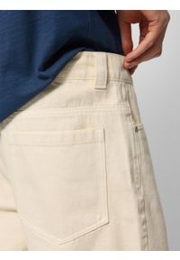 outhorn - Spodenki jeansowe comfort męskie - kremowe. Kolor: kremowy. Materiał: jeans #7