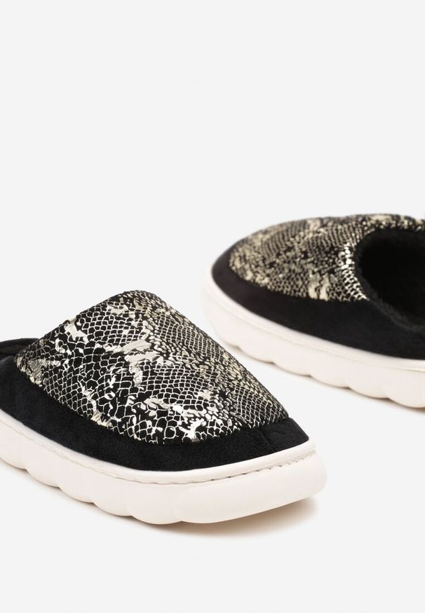 Born2be - Czarne Kapcie Vices na Grubej Tłoczonej Podeszwie z Metalicznym Nadrukiem Zeanirina. Kolor: czarny. Materiał: jeans. Wzór: nadruk