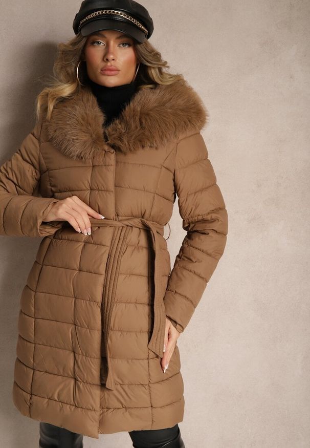 Renee - Brązowa Kurtka Pikowana Wiązana w Talii z Futerkiem Odpinanym na Kapturze Firinka. Okazja: na spacer. Kolor: brązowy. Materiał: futro. Styl: klasyczny, elegancki