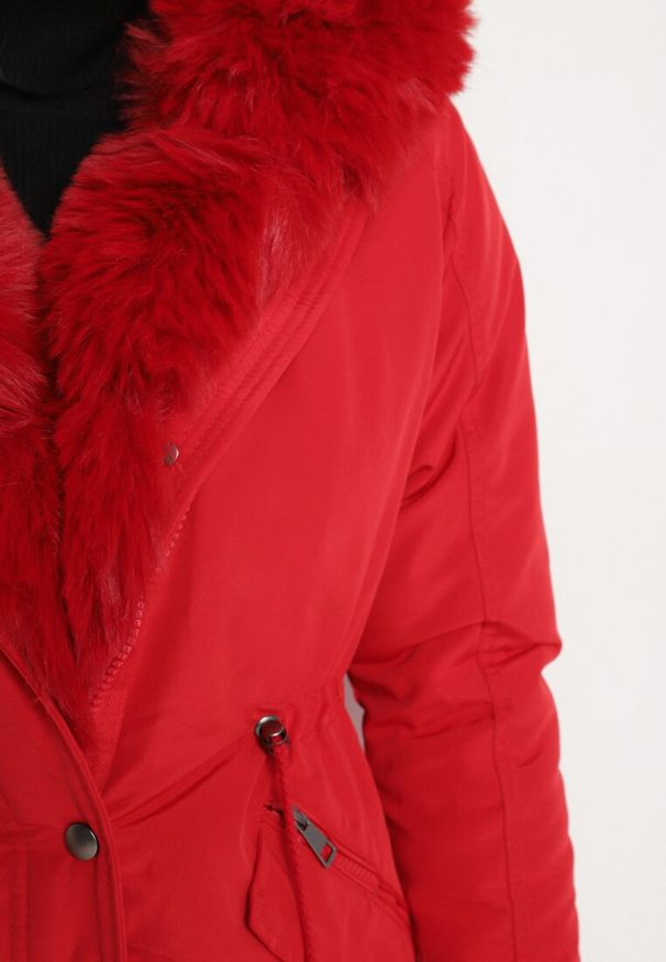 Born2be - Czerwona Kurtka Parka z Kapturem i Wstawkami z Futerka Caranze. Okazja: na co dzień. Typ kołnierza: kaptur. Kolor: czerwony. Materiał: futro. Sezon: zima, jesień. Styl: casual