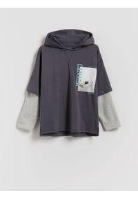 Reserved - Longsleeve z kapturem - ciemnoszary. Typ kołnierza: kaptur. Kolor: szary. Materiał: dzianina, bawełna. Długość rękawa: długi rękaw #1